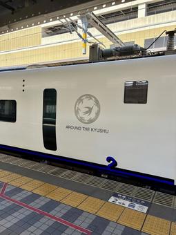 大分駅ホームに停車中の885系ソニック 大分駅ホームに停車中の885系ソニックの写真