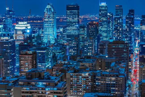 夜の都市のシルエット 夜の都市のシルエットの写真