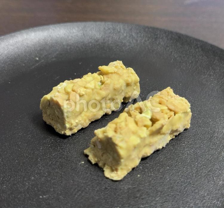 ピスタチオのチョコクランチ ピスタチオ,ホワイトチョコレート,菓子の写真素材