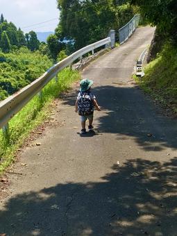田舎の散歩道 田舎,子ども,散歩道の写真素材