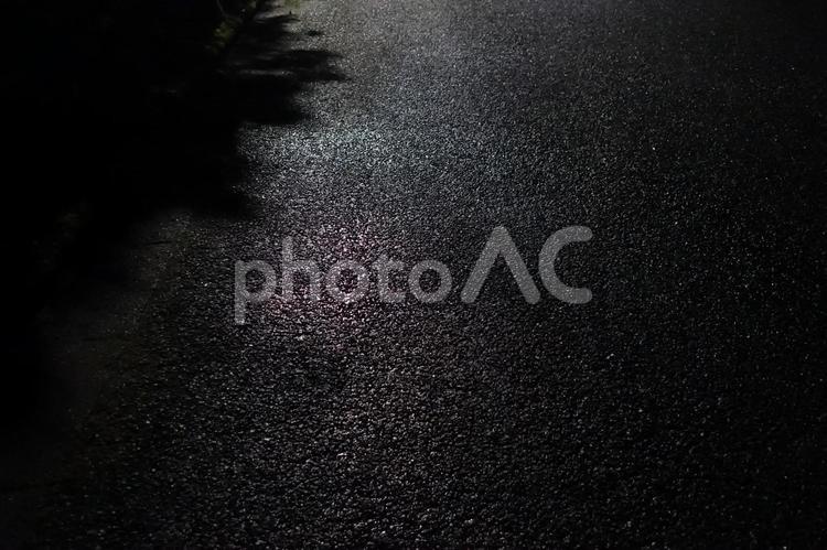 夜の雨に濡れたアスファルト　背景画像 アスファルト,夜,雨上がりの写真素材