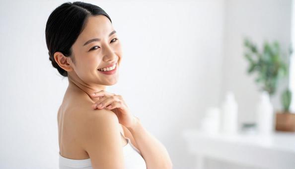 スキンケア中に微笑む女性のポートレート スキンケア中に微笑む女性のポートレートの写真