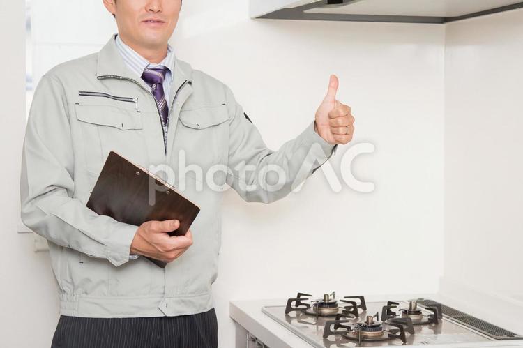 キッチンをチェックする男性 コンロ,ガスコンロ,ガステーブルの写真素材