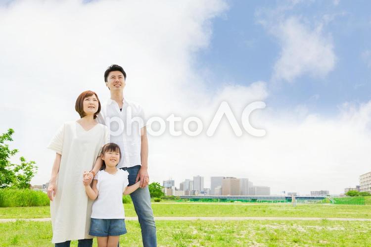 空を見上げる親子 人物,家族,女性の写真素材