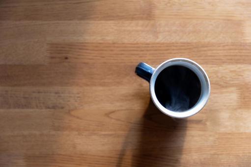 湯気の立つコーヒーと大きな余白 コーヒー,ホットコーヒー,マグカップの写真素材