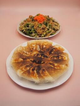 羽根つき餃子＆ソース焼きそば・家庭料理 羽根つき,焼き餃子,餃子の写真素材