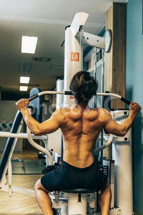 スポーツジムで背中を鍛える男性 背筋,筋トレ,男性の写真素材
