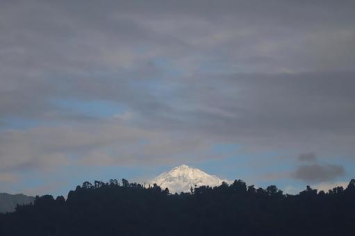シルエットの森の先にヒマラヤ山脈の雪山 シルエット,森,先の写真素材