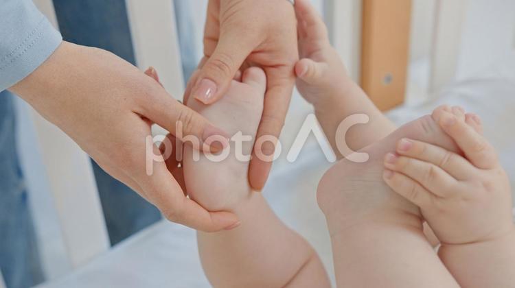 赤ちゃんの足裏を触る手 足,足裏,持つの写真素材