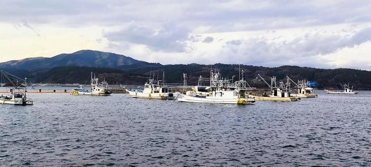志津川湾に停泊している漁船(気仙沼市) 漁船,海,山の写真素材