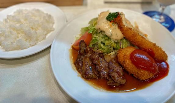 エビフライとハンバーグの洋食ランチ エビフライとハンバーグの洋食ランチ エビフライ,洋食,定食の写真素材
