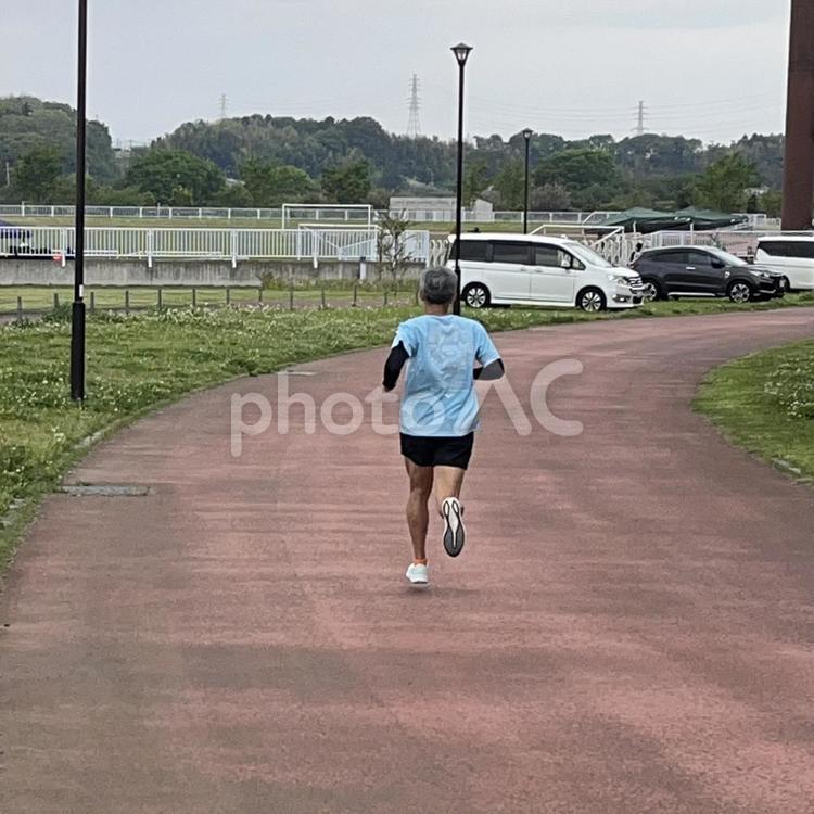 公園でジョギングをする男性 男性,男,走るの写真素材