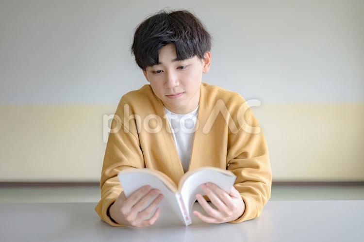 本を読む若い男性 学生,大学生,高校生の写真素材