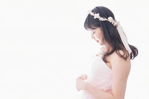 ピンクのドレスを着た花嫁 できちゃった結婚,ウエディングドレス,できちゃった婚の写真素材