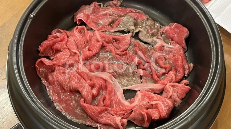すき焼き（生焼け） すき焼き,牛肉,赤身肉の写真素材