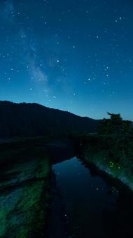 ホタルが描く夜空の光の輪 ホタルが描く夜空の光の輪 ホタル,光,輪の写真素材