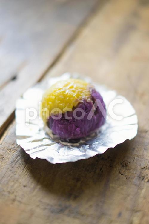 紫芋と普通のサツマイモのミックススイートポテト スイートポテト,焼き菓子,秋のお菓子の写真素材