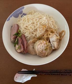 素麵に合鴨のローストと鶏胸肉蒸しの昼食 素麵に合鴨のローストと鶏胸肉蒸しの昼食の写真