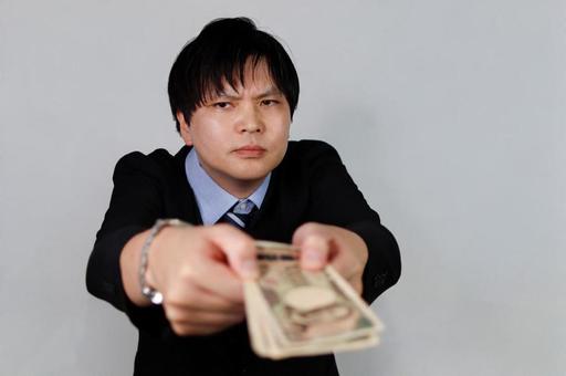 お金を差し出すビジネスマン お金を差し出すビジネスマン ビジネスマン,男性,スーツの写真素材