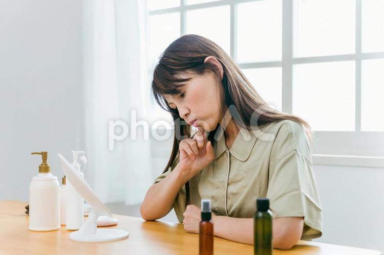 お肌に悩むミドル世代の女性 アンチエイジング,更年期,女性の写真素材