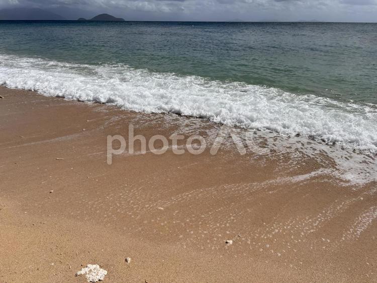 砂浜に押し寄せる波 波,海,水の写真素材