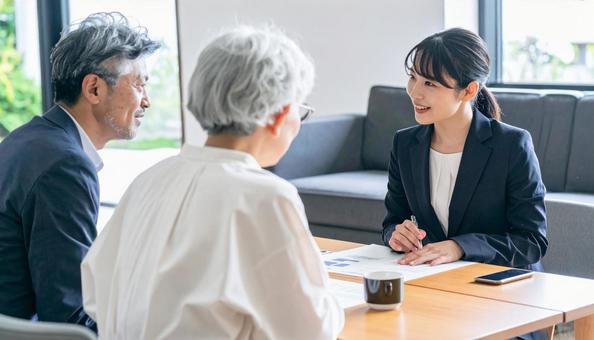 シニア夫婦と営業マン シニア夫婦と営業マンの写真