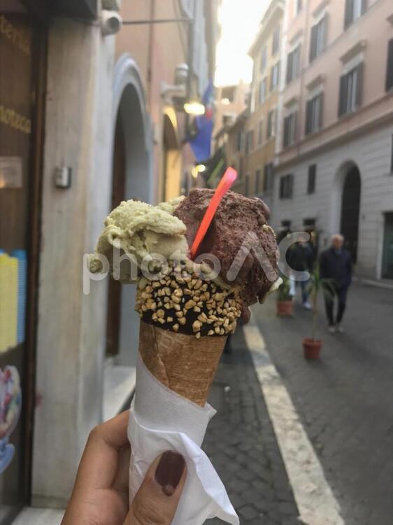 ジェラートと外国の路地 ジェラート,アイスクリーム,イタリアの写真素材