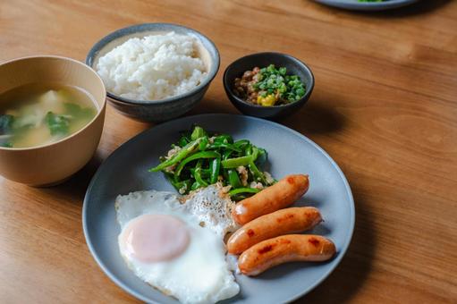 ウインナーと目玉焼きの朝食 朝食,和食,洋食の写真素材