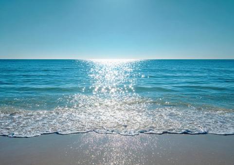 まぶしい日差しが降り注ぐ美しい海辺 まぶしい日差しが降り注ぐ美しい海辺の写真