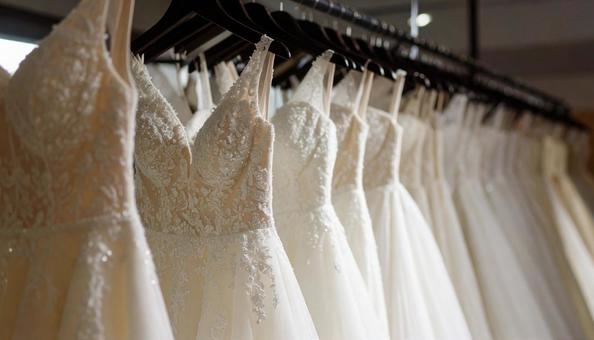 ウェディングドレスがかかる結婚式場の控室 ウェディングドレスがかかる結婚式場の控室の写真