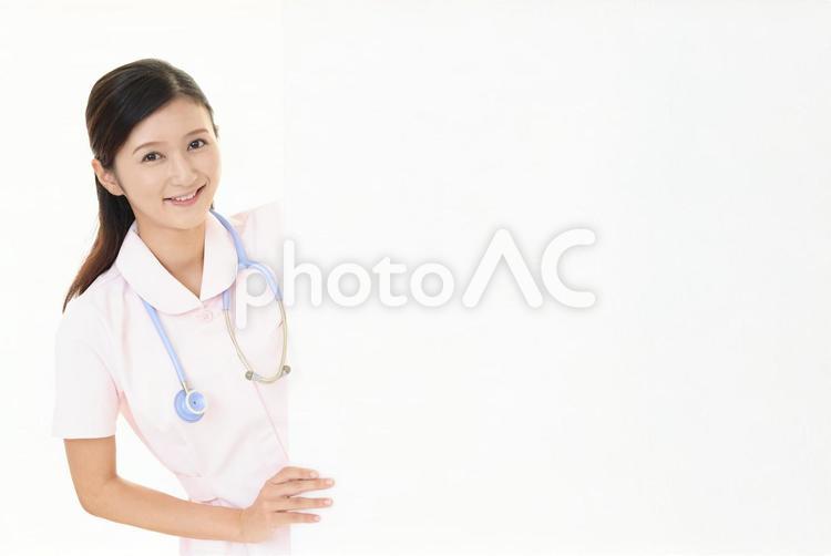 ホワイトボードを持つ笑顔の看護師 女性,女,看護師の写真素材