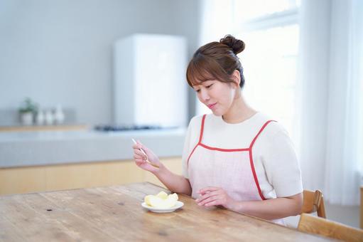 リンゴを見つめる女性の写真