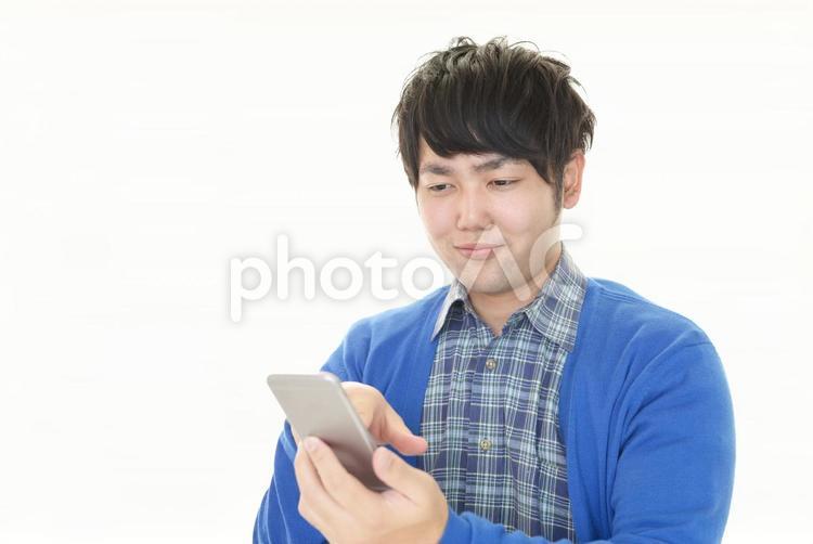 スマートフォンを持つ男性 スマホ,スマートフォン,アイフォンの写真素材