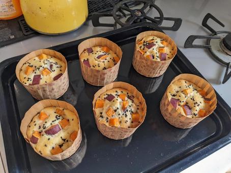 さつまいも入りカップケーキ カップケーキ,さつまいも,黒ゴマの写真素材