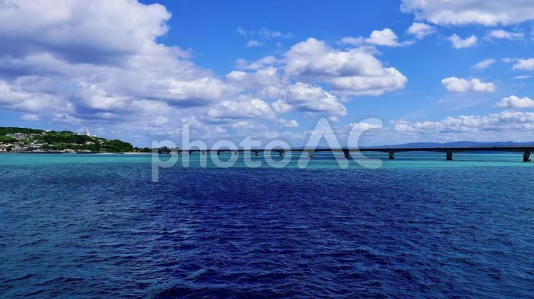 海から見える古宇利大橋と空 古宇利大橋,古宇利島,海の写真素材