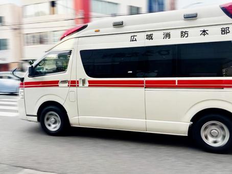 そばを通過する救急車 そばを通過する救急車 救急車,緊急車両,緊急搬送の写真素材