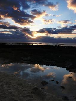 沖縄の海の夜明け(スマホサイズ) 沖縄の海の夜明け(スマホサイズ) 日の出,朝日,朝焼けの写真素材