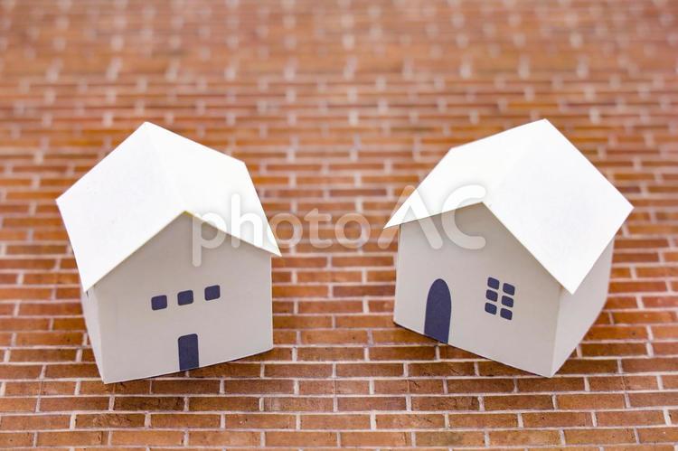 住まいの未来を想像させる2つの小さな家 白い家,ミニチュアハウス,住まいの写真素材