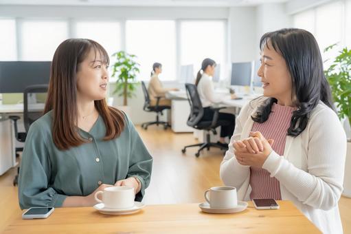 コーヒータイム コーヒータイム 女性,笑顔,会話の写真素材