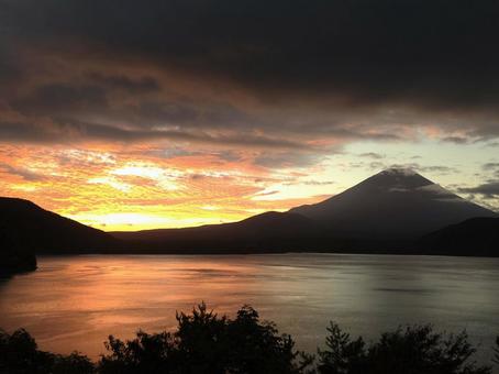 富士山と朝焼け・本栖湖 富士山と朝焼け・本栖湖 富士山,本栖湖,富士五湖の写真素材