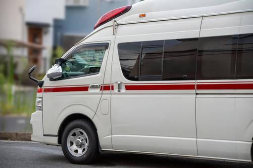 祭り会場の近くの住宅街で待機する救急車 祭り会場の近くの住宅街で待機する救急車 救急車,自動車,乗り物の写真素材