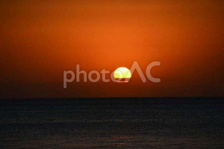 海に沈む真っ赤な夕日 夕日,海,夕焼けの写真素材