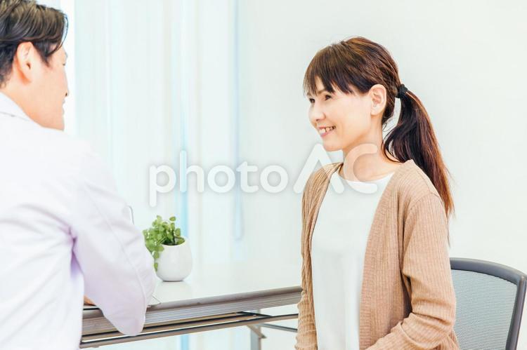 診察を受ける中高年の女性と医師（笑顔） 婦人科検診,人間ドック,健康診断の写真素材