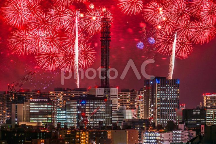横浜の街並みと花火（みなとみらいスマートフェスティバル） 花火,横浜,スマートフェスティバルの写真素材