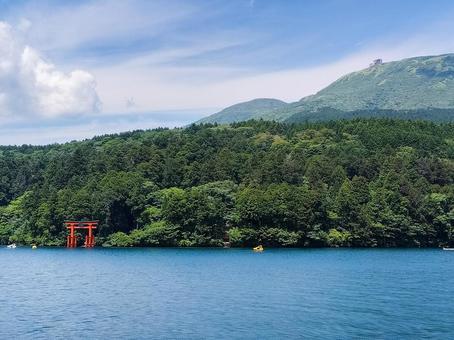 海賊船から見る箱根神社平和の鳥居と駒ヶ岳 海賊船から見る箱根神社平和の鳥居と駒ヶ岳 芦ノ湖,箱根神社,平和の鳥居の写真素材