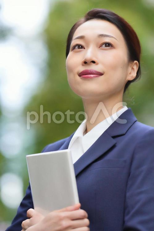 ノートを持っている女性のアップ 女性,キャリアウーマン,ノートの写真素材