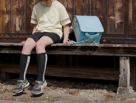 友達関係に悩む女の子 友達関係に悩む女の子 仲間外れ,いじめ,子供の写真素材
