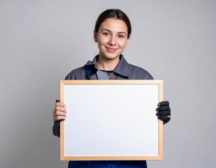 外国人の女性整備士がボードを持つ 外国人の女性整備士がボードを持つの写真