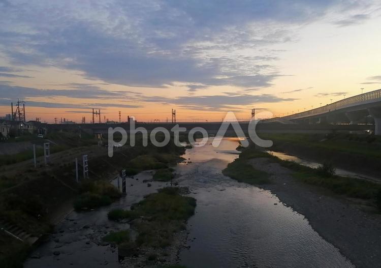 夕方の河川敷 夕方の河川敷,河川敷,夕焼けの写真素材