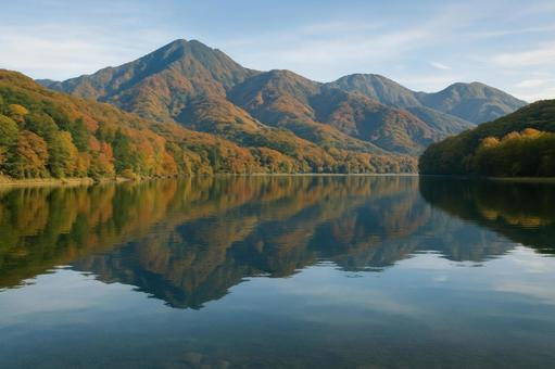 静かな湖畔に映る初秋の山々 静かな湖畔に映る初秋の山々の写真